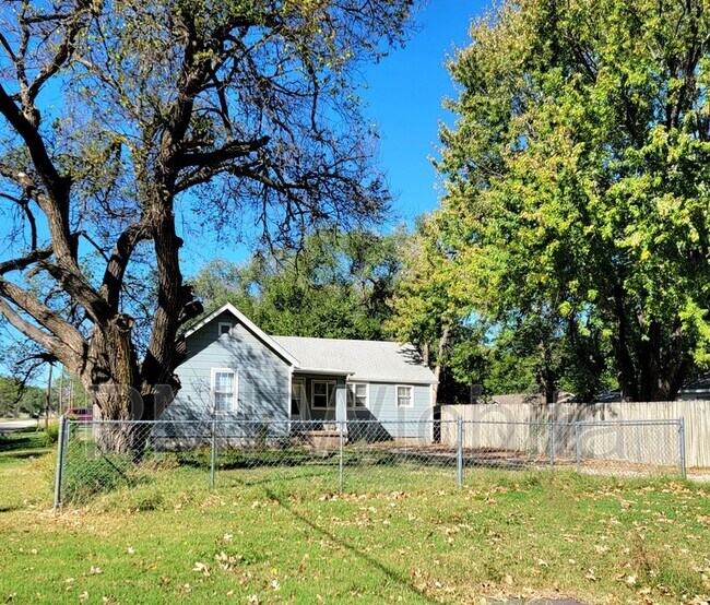 Building Photo - 1337 S Bonn St