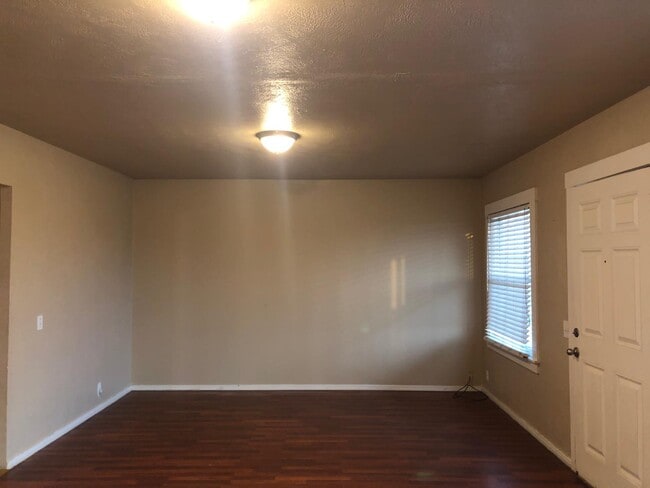 Foto del edificio - 7902 Clinton Ave