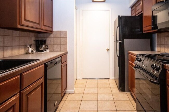 Building Photo - 2425 Holly Hall St