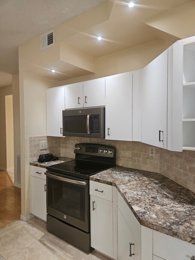 Building Photo - 1208 Clays Trl