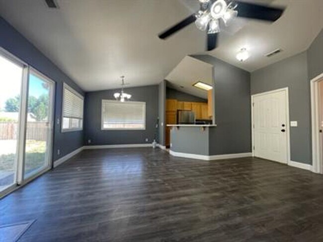 Building Photo - Private home, large lot!