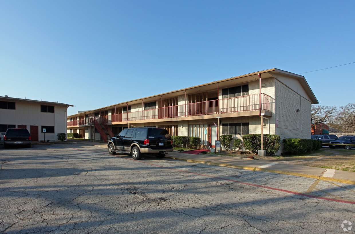 Primary Photo - Tree Country Apartments