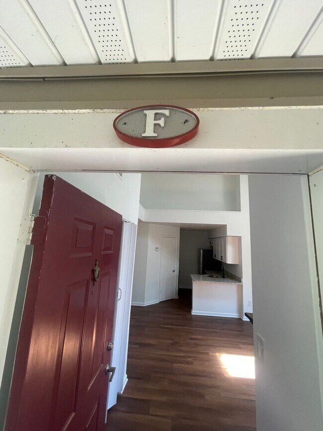 Building Photo - TOP FLOOR CONDO WITH ONE BEDROOM, DEN WITH...