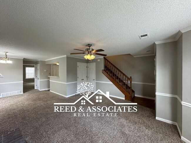 Building Photo - Charming Town Home with FRESH NEW PAINT!