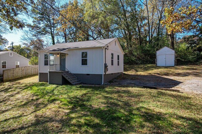Building Photo - North Chattanooga home!