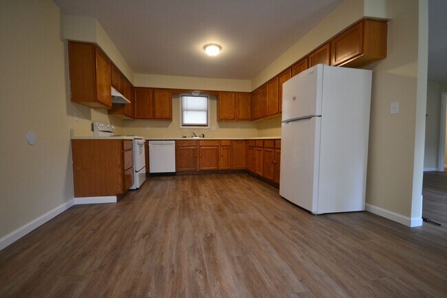 Building Photo - 3 Bed 1 Bath House with a 1 Car Garage For...