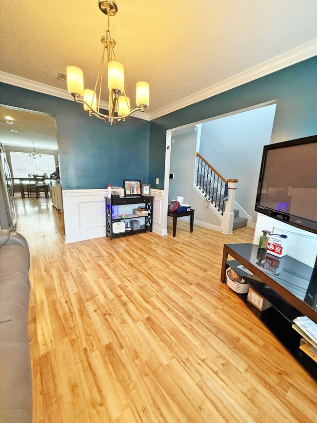 Building Photo - 721 Highgrove Ct