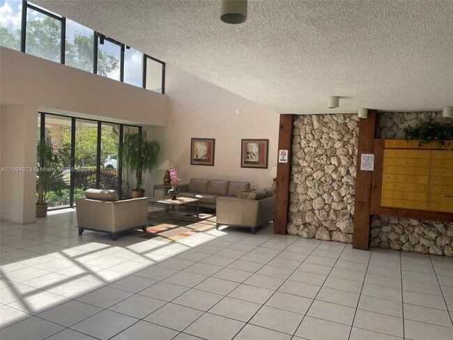 Building Photo - 491 Racquet Club Rd
