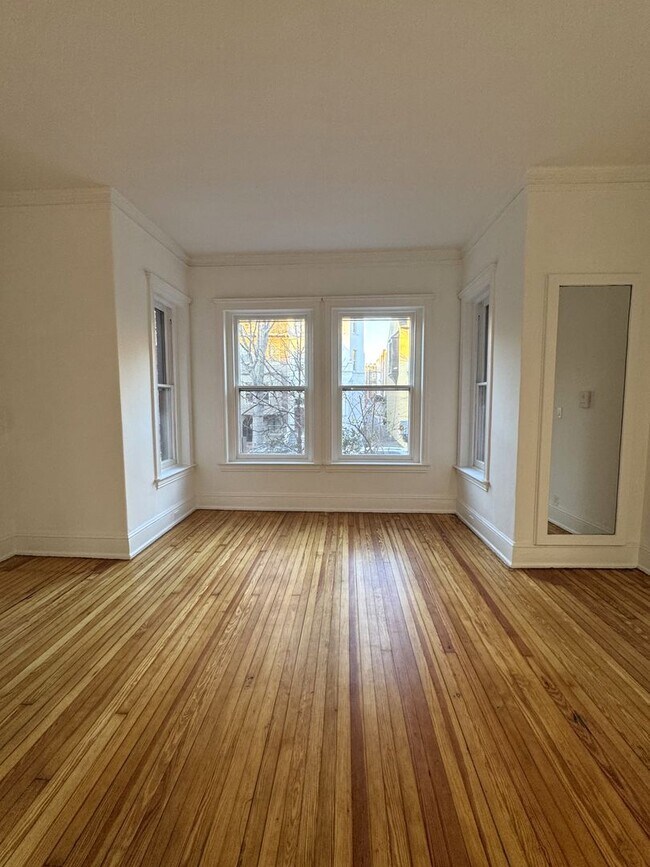 Foto del edificio - Centrally Located Renovated Large 1BR/1BA in Historic Dupont Circle Row House