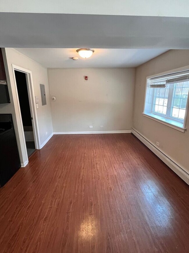 Building Photo - 27 N Maple Ct