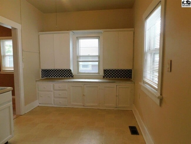 Building Photo - 2 bed, 1 bath with bonus room