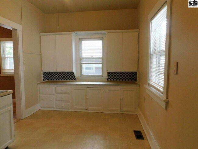 Foto del edificio - 2 bed, 1 bath with bonus room