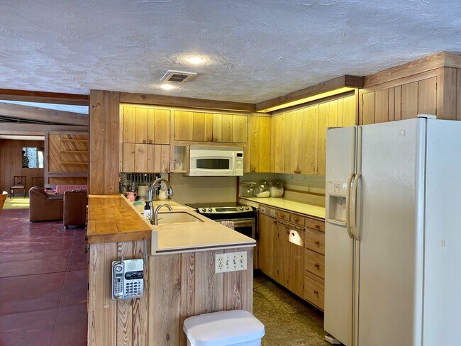 Foto del edificio - Historic Three Bedroom Home Available