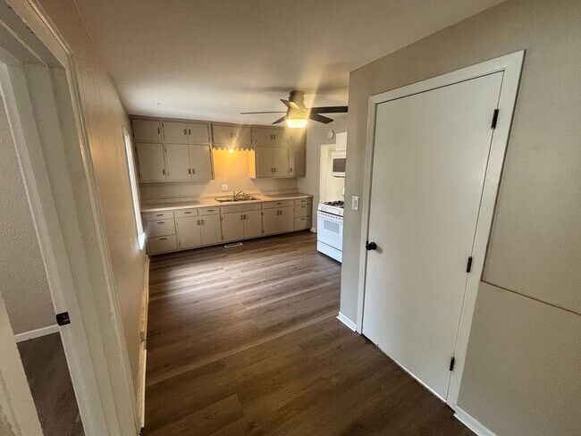 Foto del edificio - Spacious 2 Bedroom w/ Private Patio