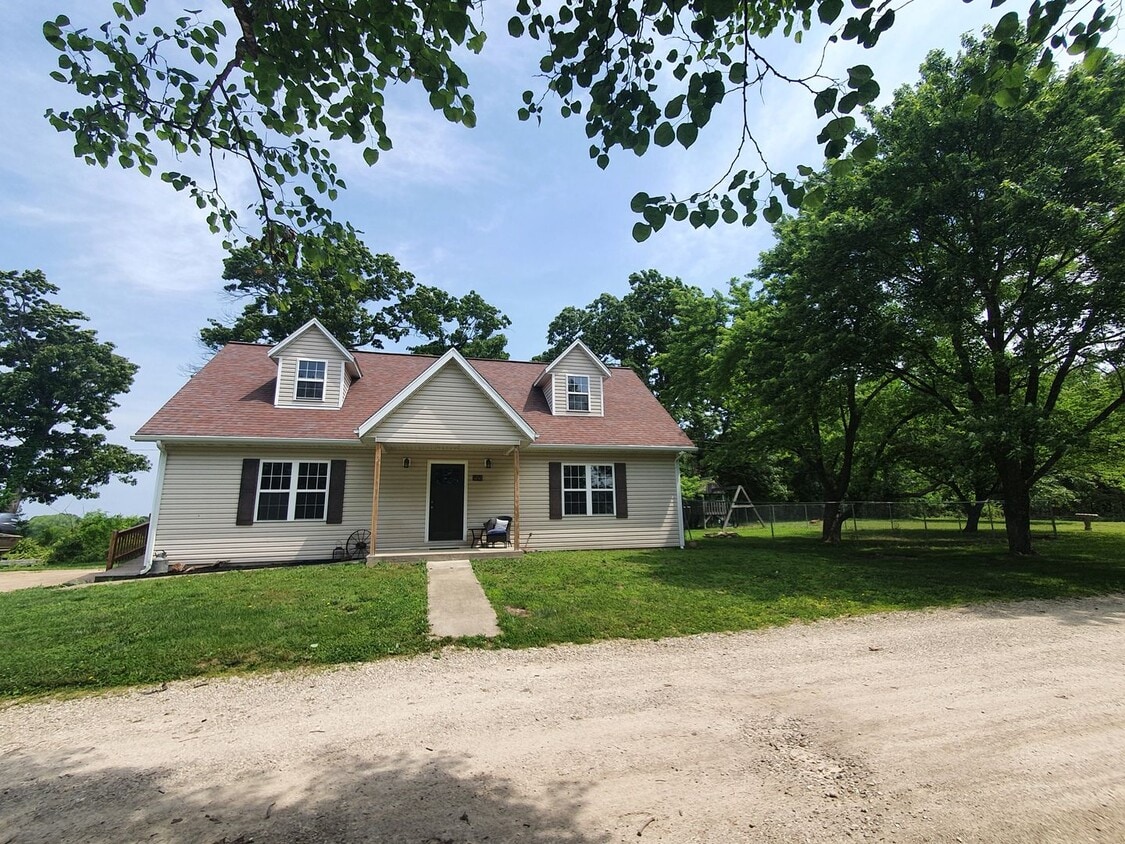 Primary Photo - Country Home