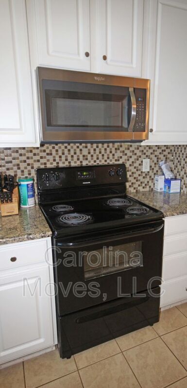 Building Photo - 823 Chartwell Dr