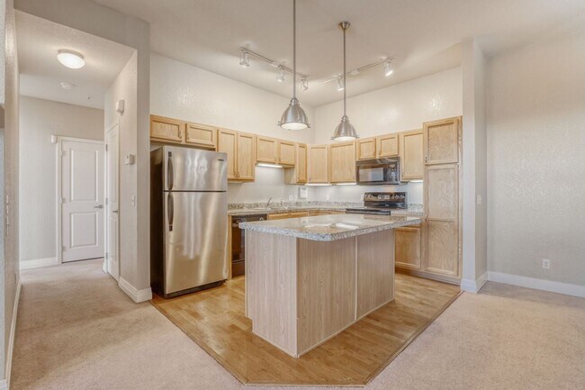 Foto del edificio - Beautiful Move in Ready- 3rd-floor condo in the heart of Mayfair-Lowry- $500 off 1st months rent!