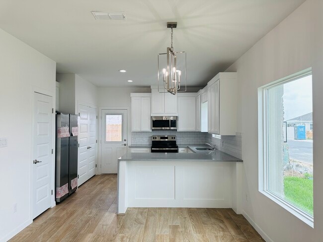 Kitchen - 1013 N Clarence Ave