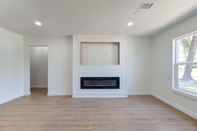 Building Photo - 6725 Madrid St