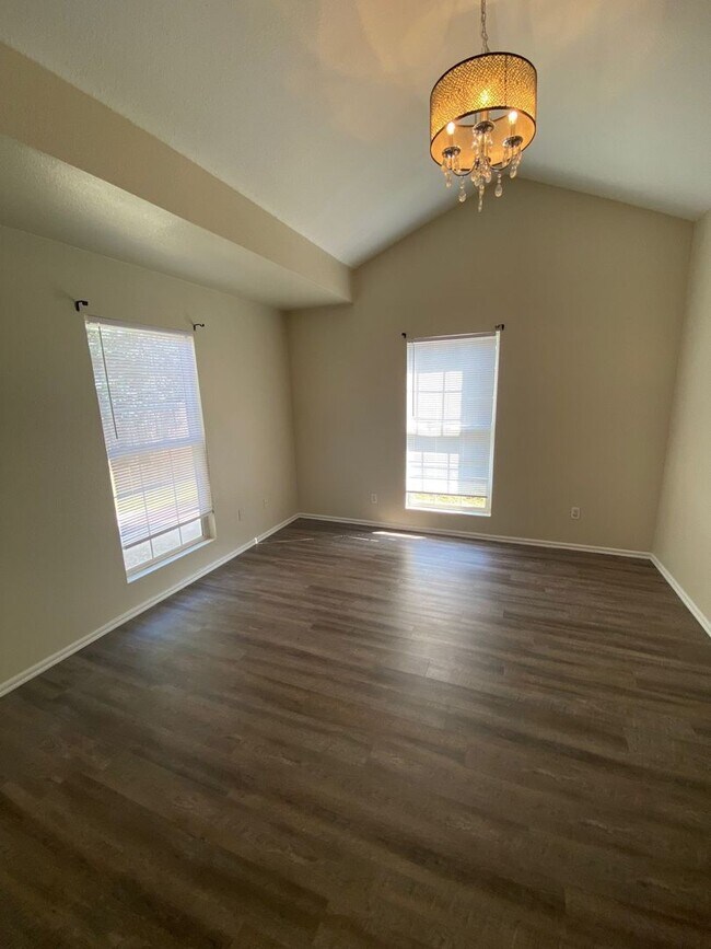 Foto del edificio - Beautiful 3 bedroom 2 bathroom home now available!!