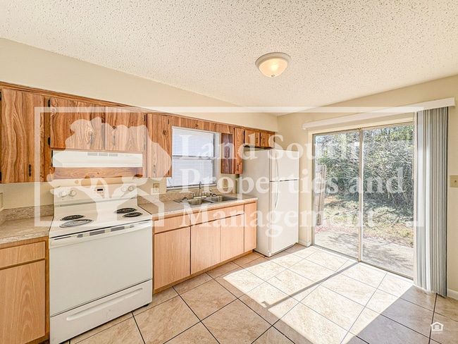 Foto del edificio - 5859 Charlton Dr