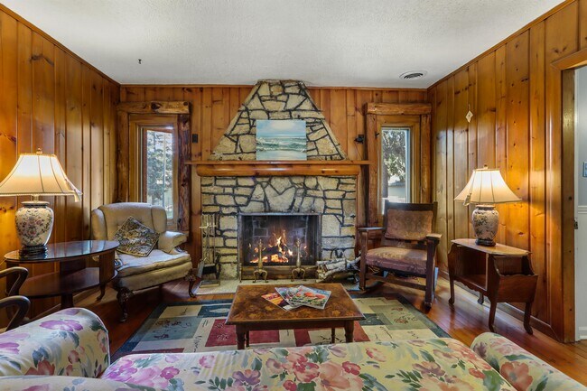 Building Photo - W816 Shorewood Dr