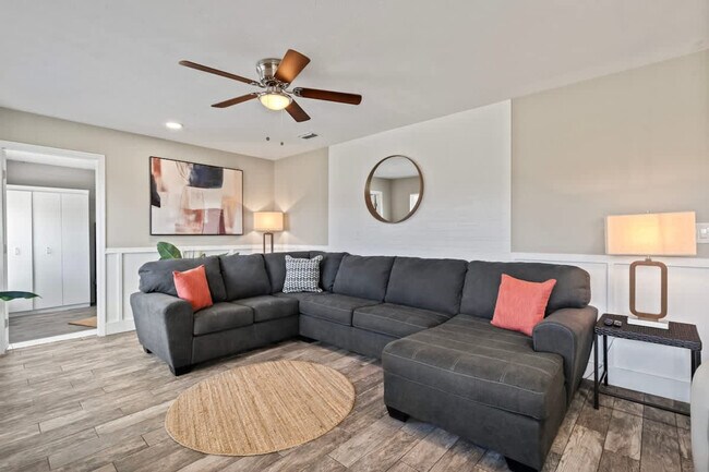 Foto del edificio - 3215 Crosby Ln