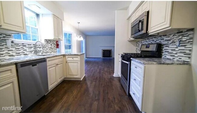 Building Photo - 4 br, 2.5 bath House - 14 carr lane