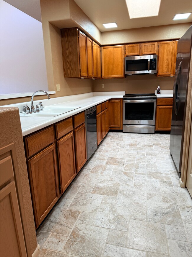 Building Photo - 8631 N Little Oak Ln
