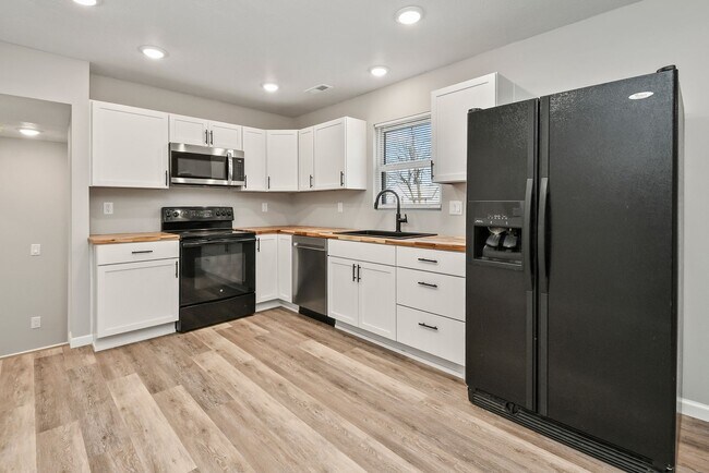 Building Photo - Springfield 4 Bed Rental | Fully Remodeled | Corner Lot