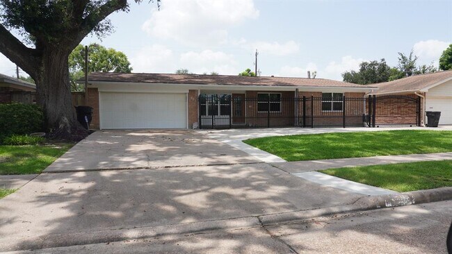 Foto del edificio - 902 Hidden Valley Dr