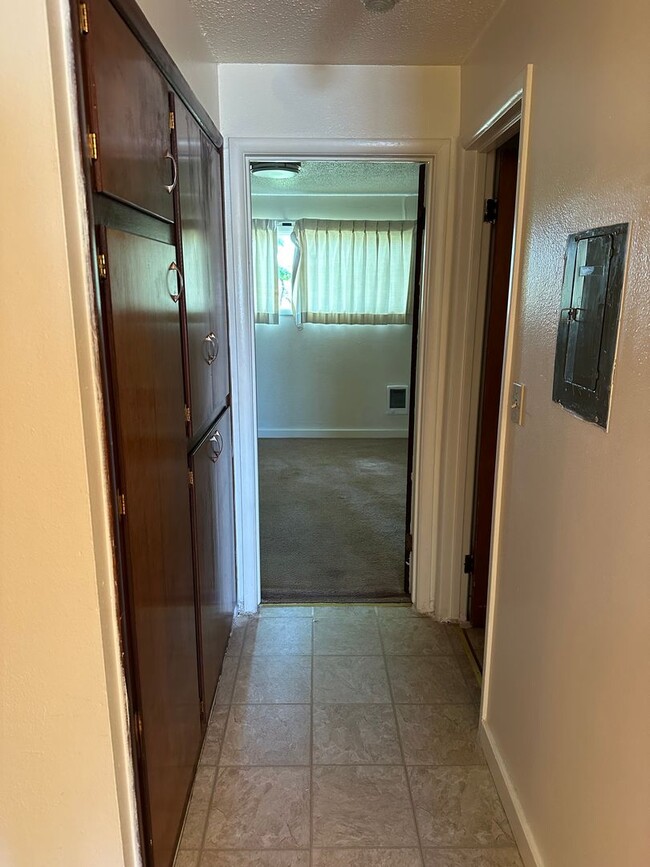 Building Photo - 1-bedroom 1 bath Upstairs Apartment