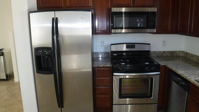 Building Photo - MASTER BDRM+BATH+RETREAT AREA/SEPARATE BED...