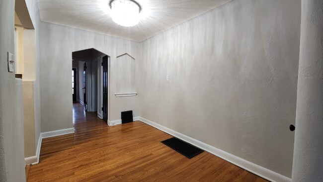 Foto del edificio - 6304 Bancroft Ave