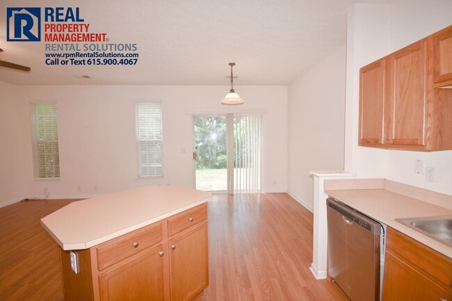 Building Photo - GREAT 3 bd townhome w/ attached garage, ju...