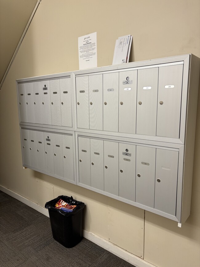 Building Photo - 10633-10112 112 St NW