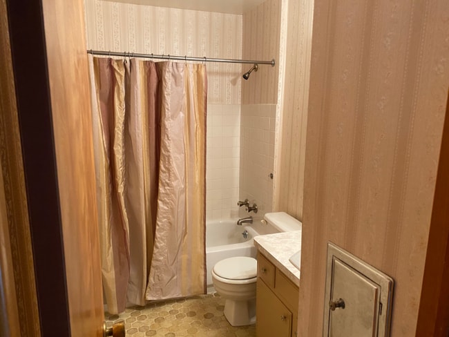 Building Photo - 2921 Woodlawn Dr