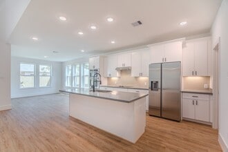 Building Photo - 3203 Hemingway Dr