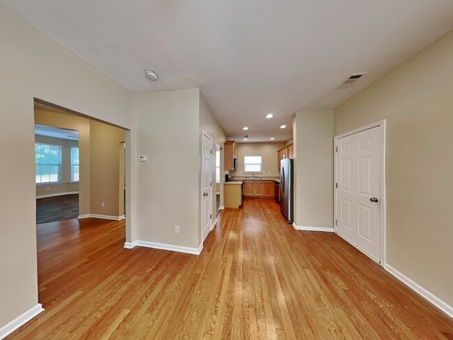 Building Photo - Beautiful 3 bedroom 2.5 bathroom home in V...