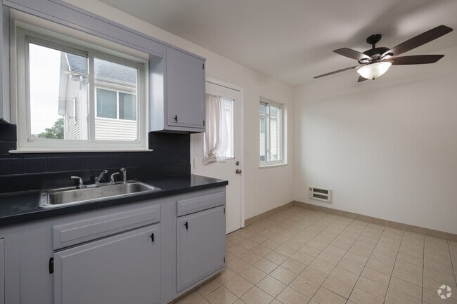 2BR, 1.5BA - 1300SF - Kitchen - 20 N Taylor Condos