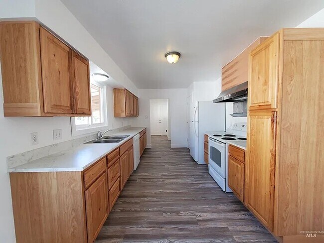 Foto del edificio - Classic Brick 3 bed, 1.5 bath with upgrades, fenced back yard, carport and garage.