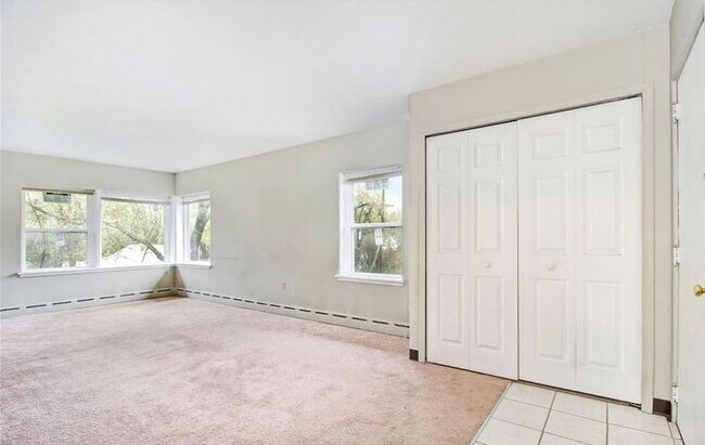 Building Photo - 503 N Riverview Dr