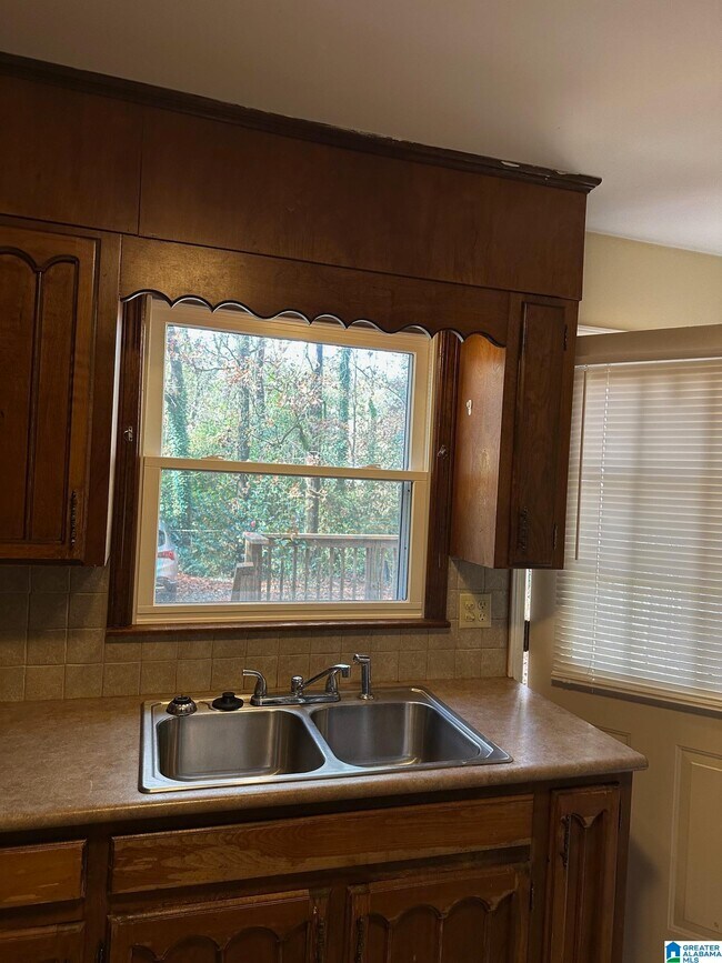 Foto del edificio - 3208 Westbrook Dr