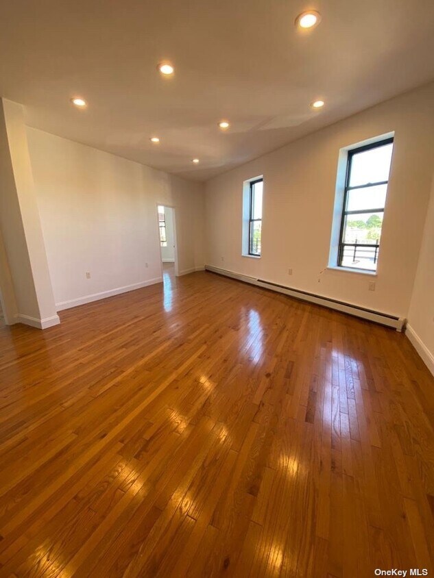 Foto principal - 59-40 Myrtle Ave