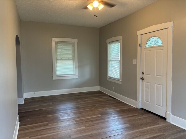 Foto del edificio - Charming 2BR/1BA Home with Modern Updates ...