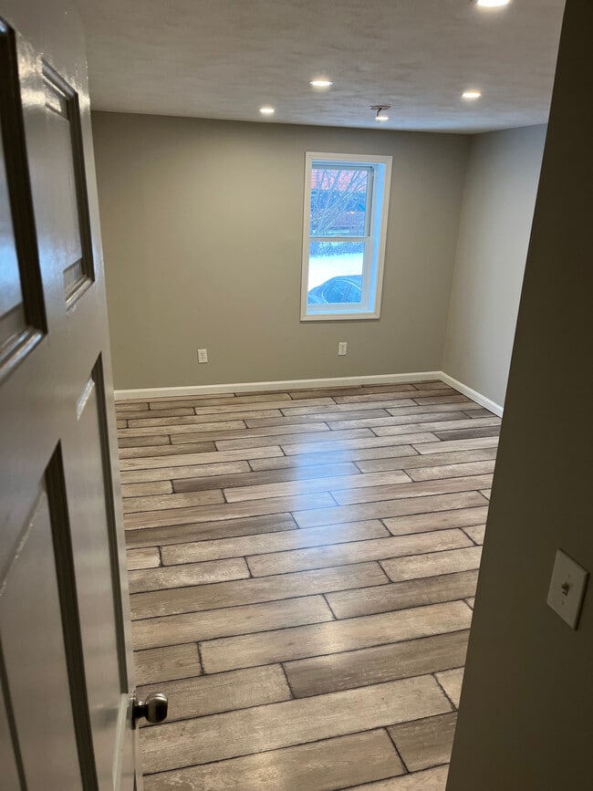 Building Photo - 106 N Main St