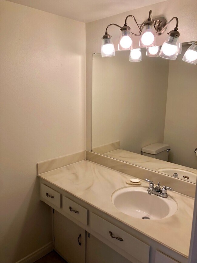 Foto del edificio - 2 bedroom, 2 story Mission Valley Townhouse with garage