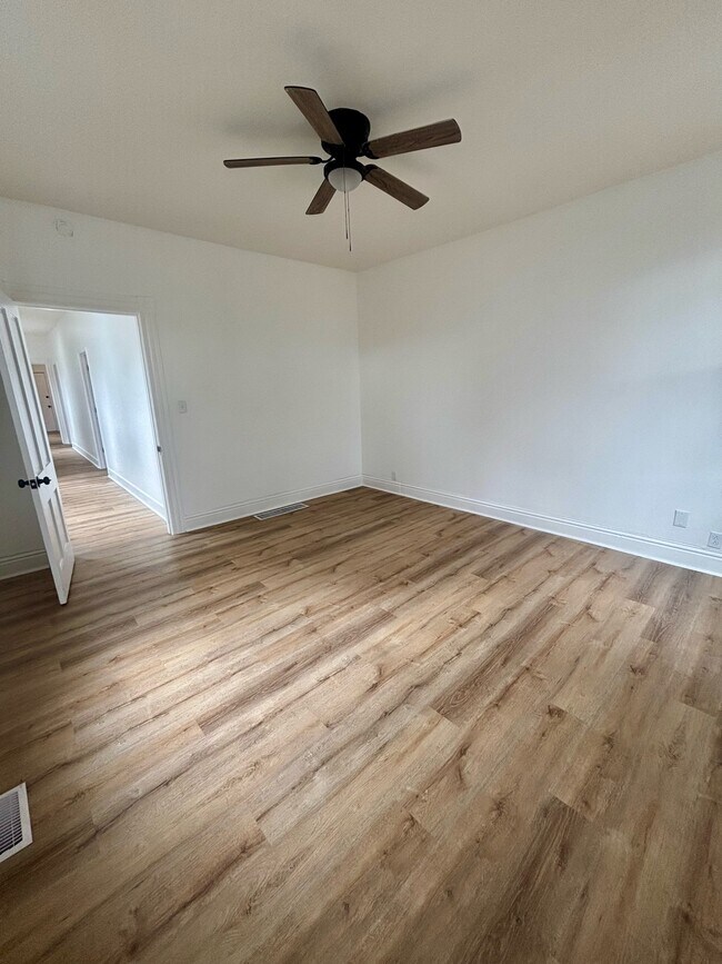 Building Photo - 525 E 8th St