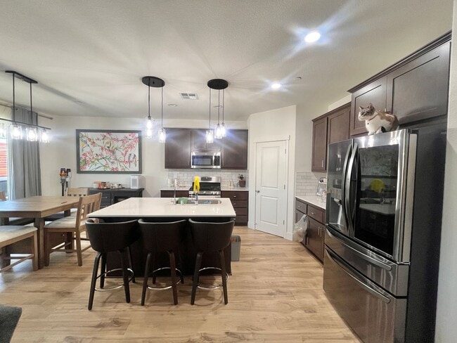 Foto del edificio - Beautiful 4 Bedroom, 2 Bath Home with Sola...
