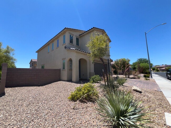 Building Photo - Charming 3-Bedroom Home with Spacious Back...